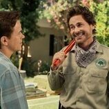 Rob Lowe y John Owen Lowe en el 1x07 de 'Inestable'