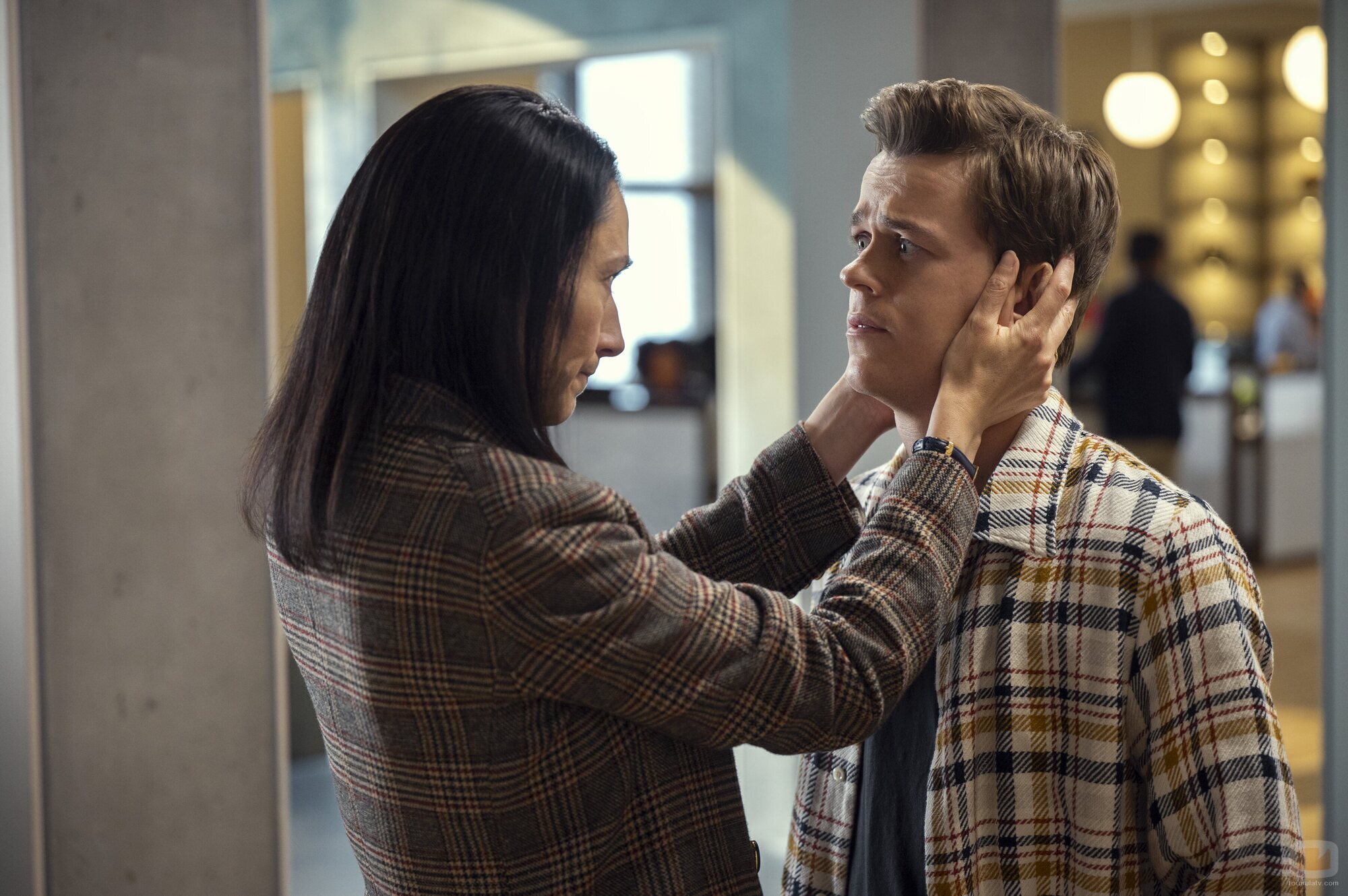 Sian Clifford y John Owen Lowe en 'El fuego de un dragón' de 'Unstable'