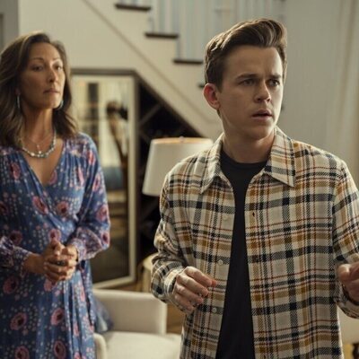 Christina Chang y John Owen Lowe en la temporada 1 y el capítulo 08 de 'Inestable'