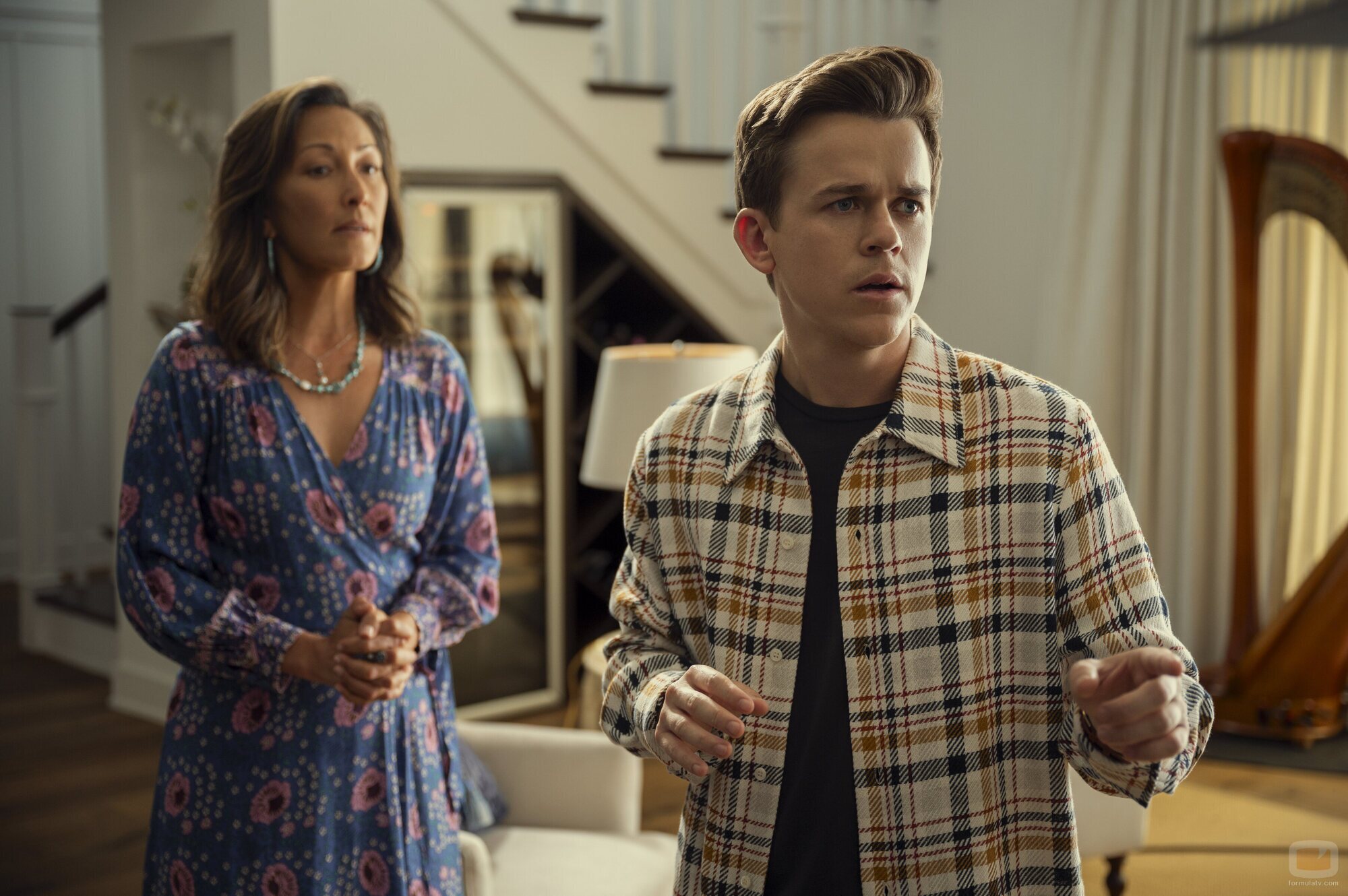 Christina Chang y John Owen Lowe en la temporada 1 y el capítulo 08 de 'Inestable'