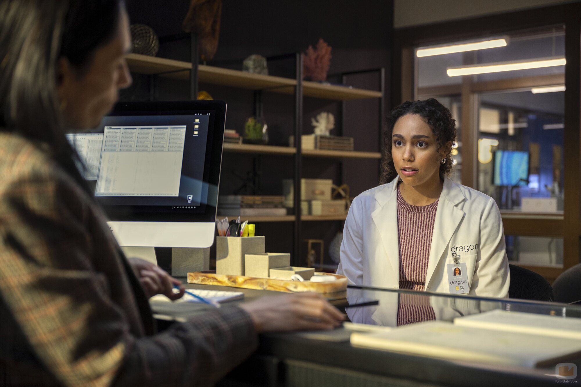 Sian Clifford y Emma Ferreira en Capítulo 8 titulado 'El fuego de un dragón' de 'Inestable'