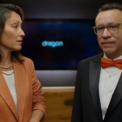 Christina Chang y Fred Armisen en 1x08 titulado 'El fuego de un dragón' de 'Inestable'