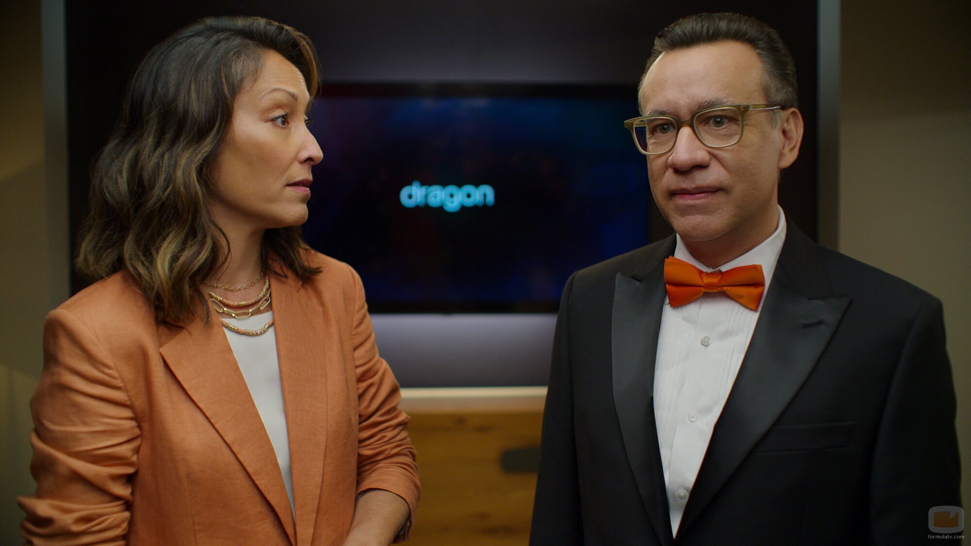 Christina Chang y Fred Armisen en 1x08 titulado 'El fuego de un dragón' de 'Inestable'