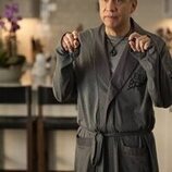 Fred Armisen en 1x08 'El fuego de un dragón' de 'Inestable'