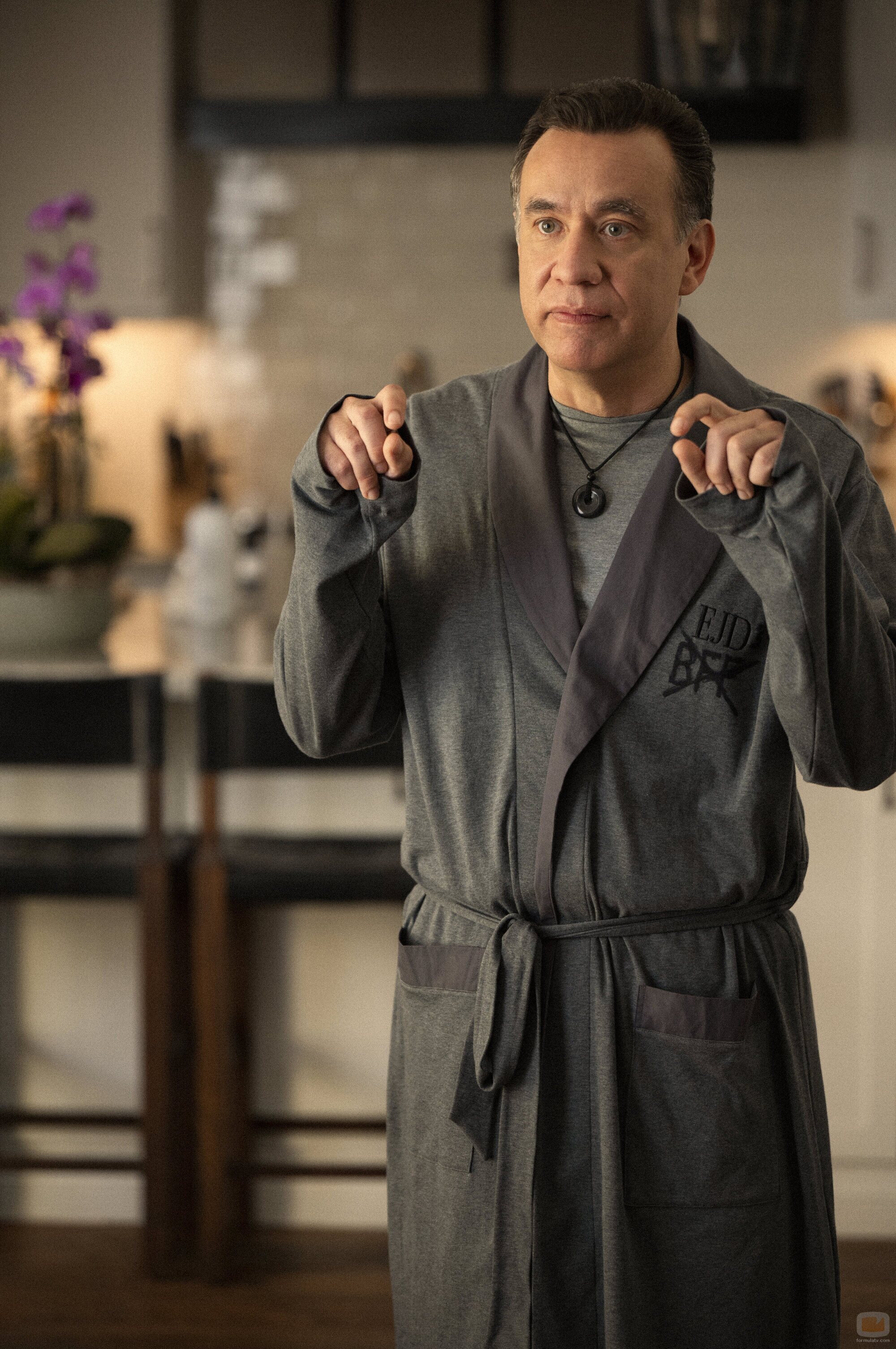 Fred Armisen en 1x08 'El fuego de un dragón' de 'Inestable'