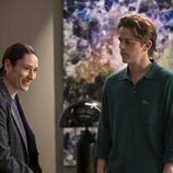 Sian Clifford y John Owen Lowe en el 2x02 de 'Unstable'