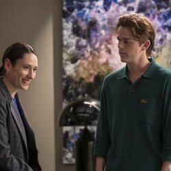 Sian Clifford y John Owen Lowe en el 2x02 de 'Unstable'