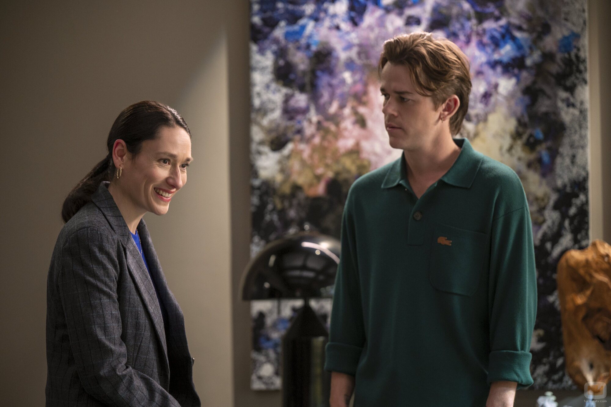 Sian Clifford y John Owen Lowe en el 2x02 de 'Unstable'