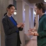 Still de Sian Clifford y John Owen Lowe en el 2x02 de 'Unstable'