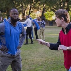 Lamorne Morris y John Owen Lowe en la temporada 2 y el capítulo 03 de 'Inestable'