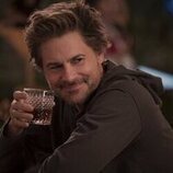 Rob Lowe en Capítulo 3 titulado 'Retiro de empresa' de 'Inestable'