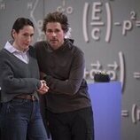 Rob Lowe y Sian Clifford en la temporada 2 y el capítulo 03 de 'Inestable'