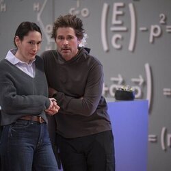 Rob Lowe y Sian Clifford en la temporada 2 y el capítulo 03 de 'Inestable'