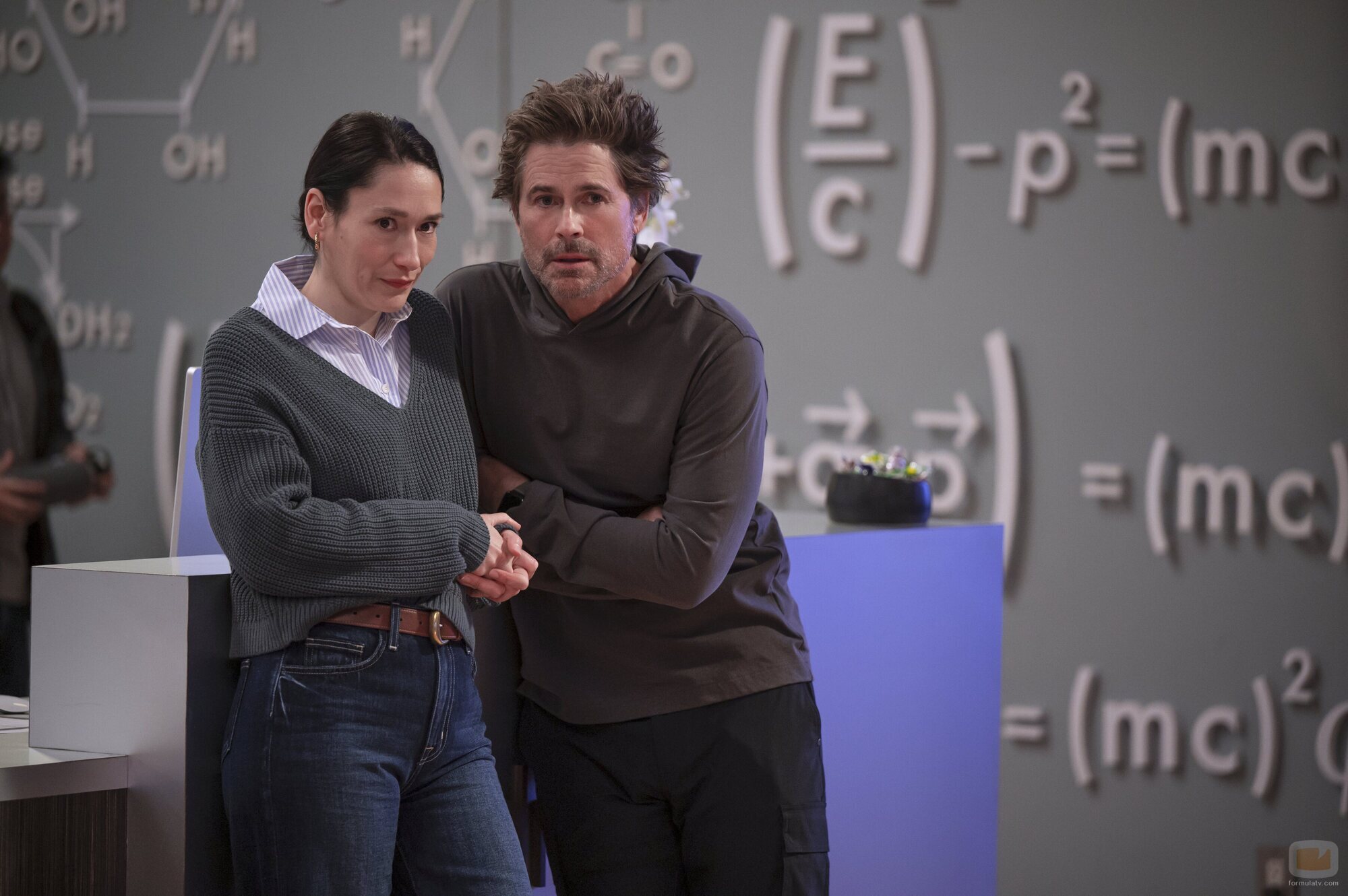 Rob Lowe y Sian Clifford en la temporada 2 y el capítulo 03 de 'Inestable'