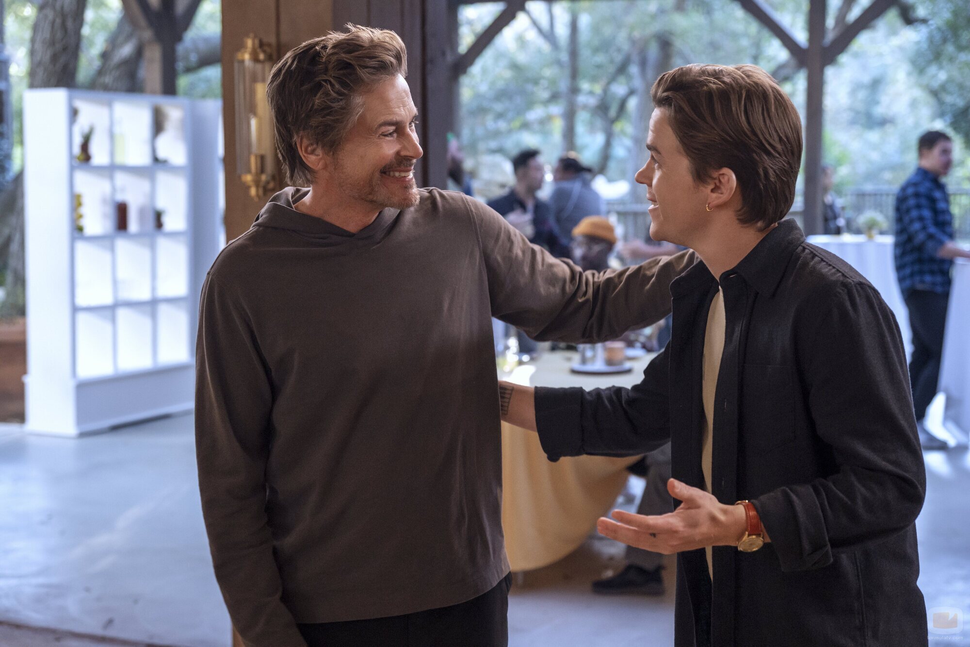 Rob Lowe y John Owen Lowe en 2x03 titulado 'Retiro de empresa' de 'Inestable'