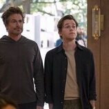 Rob Lowe y John Owen Lowe en el 2x03 de 'Inestable'