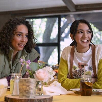 Emma Ferreira y Rachel Marsh en 'Retiro de empresa' de 'Unstable'