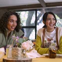 Emma Ferreira y Rachel Marsh en 'Retiro de empresa' de 'Unstable'