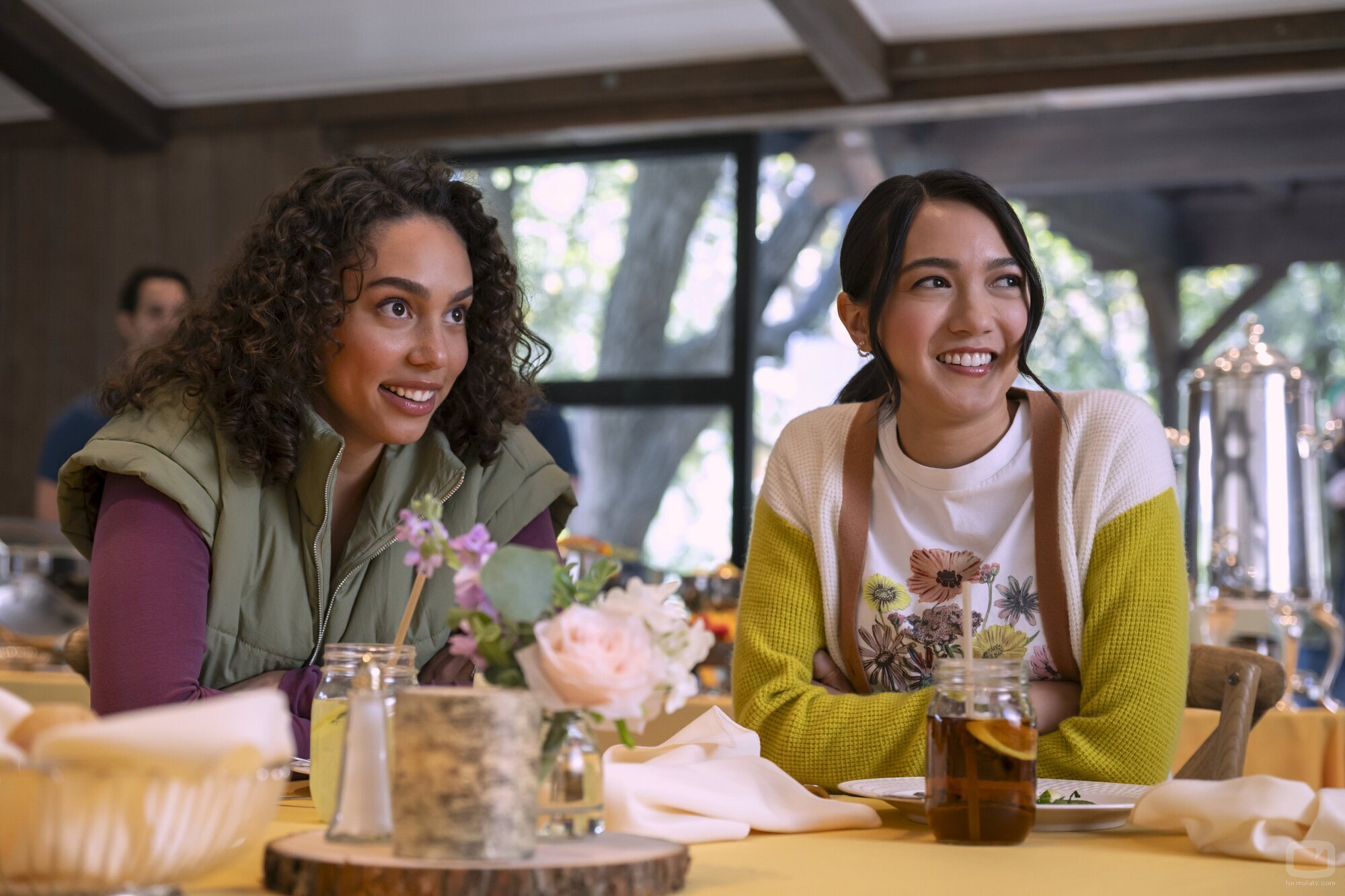 Emma Ferreira y Rachel Marsh en 'Retiro de empresa' de 'Unstable'