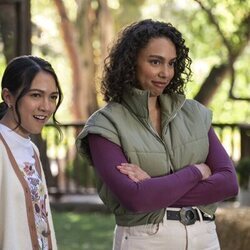 Imagen de Emma Ferreira y Rachel Marsh en 'Retiro de empresa' de 'Unstable'