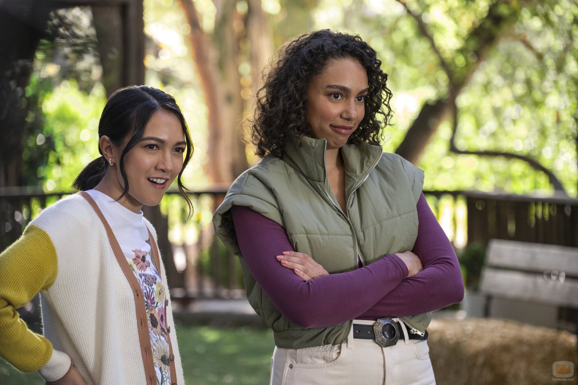 Imagen de Emma Ferreira y Rachel Marsh en 'Retiro de empresa' de 'Unstable'