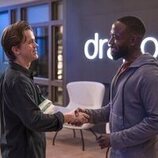 Lamorne Morris y John Owen Lowe en 'Retiro de empresa' de 'Unstable'