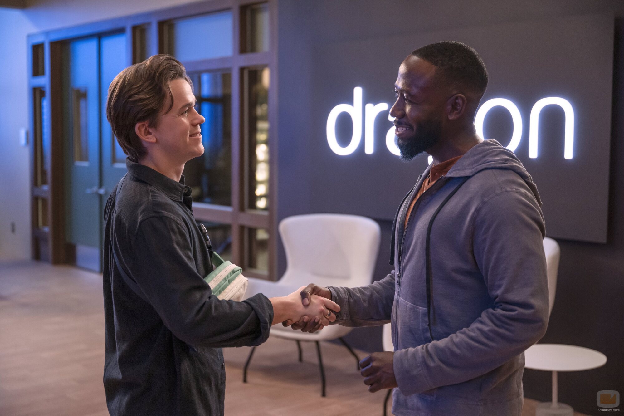 Lamorne Morris y John Owen Lowe en 'Retiro de empresa' de 'Unstable'