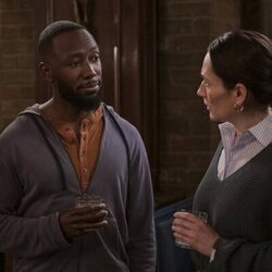 Lamorne Morris y Sian Clifford en 'Retiro de empresa' de 'Inestable'