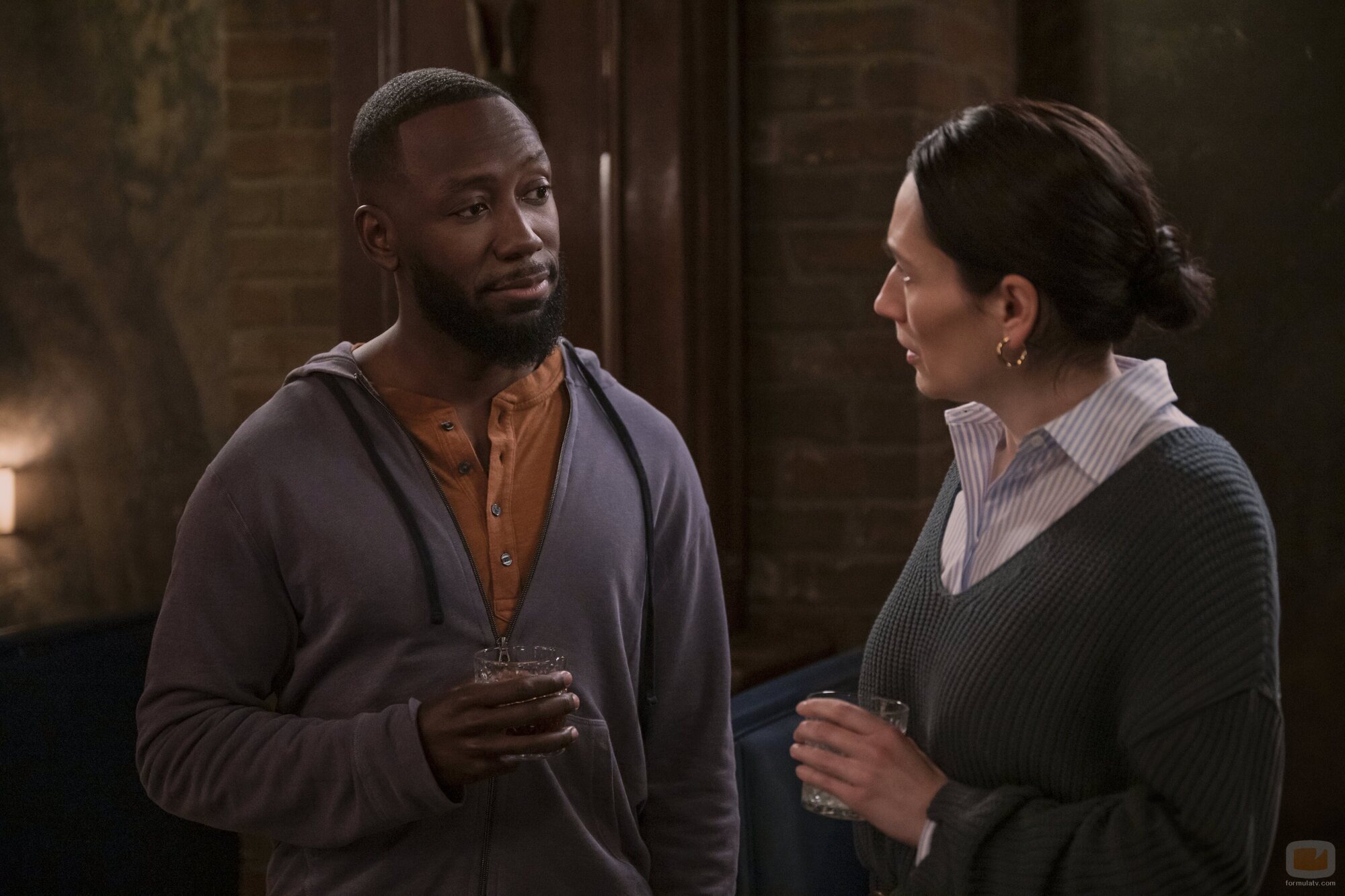 Lamorne Morris y Sian Clifford en 'Retiro de empresa' de 'Inestable'