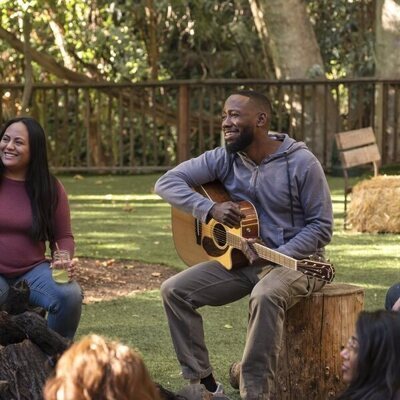 Lamorne Morris en 2x03 titulado 'Retiro de empresa' de 'Inestable'