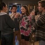 Sian Clifford y Iris Apatow en 'Retiro de empresa' de 'Unstable'