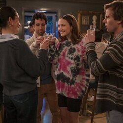 Sian Clifford y Iris Apatow en 'Retiro de empresa' de 'Unstable'