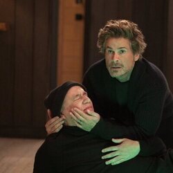 Rob Lowe y Fred Armisen en el 2x04 de 'Inestable'