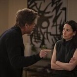 Rob Lowe y Sian Clifford en el 2x04 de 'Unstable'