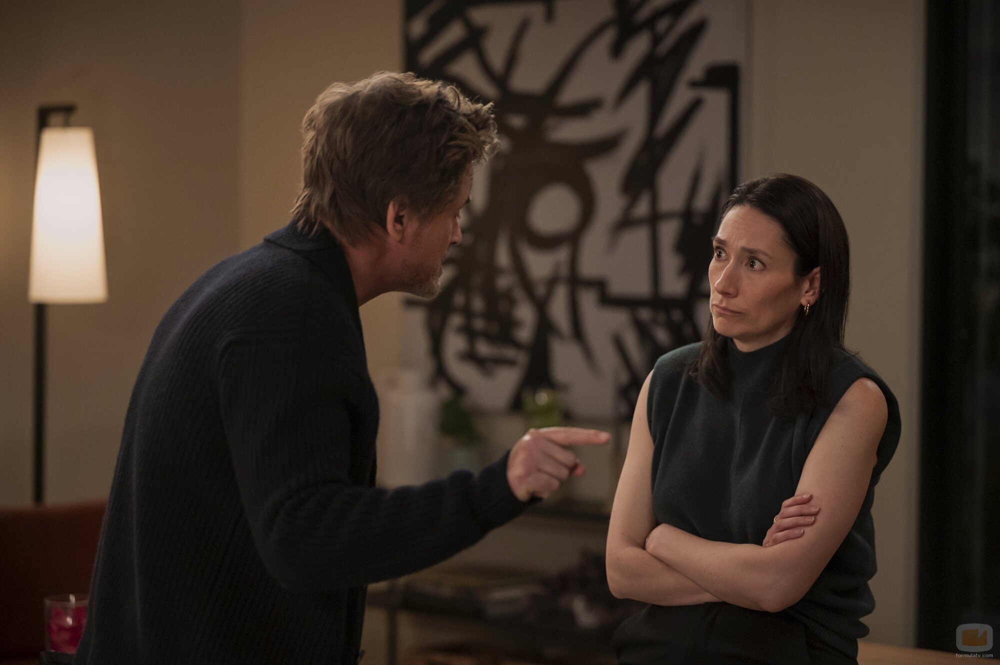 Rob Lowe y Sian Clifford en el 2x04 de 'Unstable'