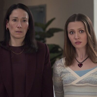 Sian Clifford y Iris Apatow en 'Amenaza anónima' de 'Inestable'