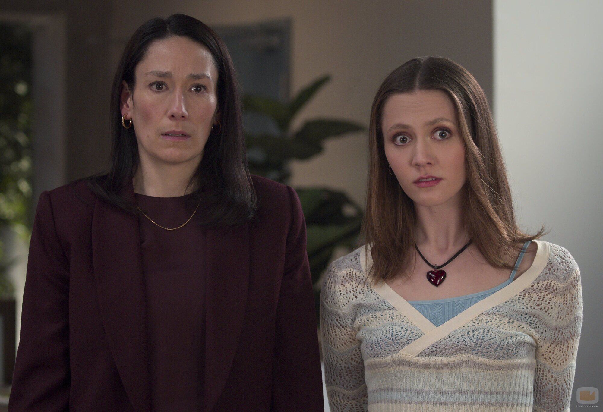 Sian Clifford y Iris Apatow en 'Amenaza anónima' de 'Inestable'