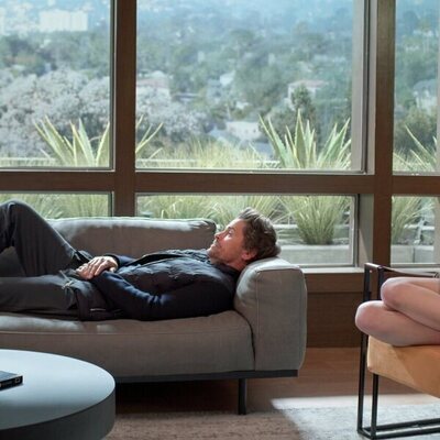 Rob Lowe y Iris Apatow en el 2x06 de 'Inestable'