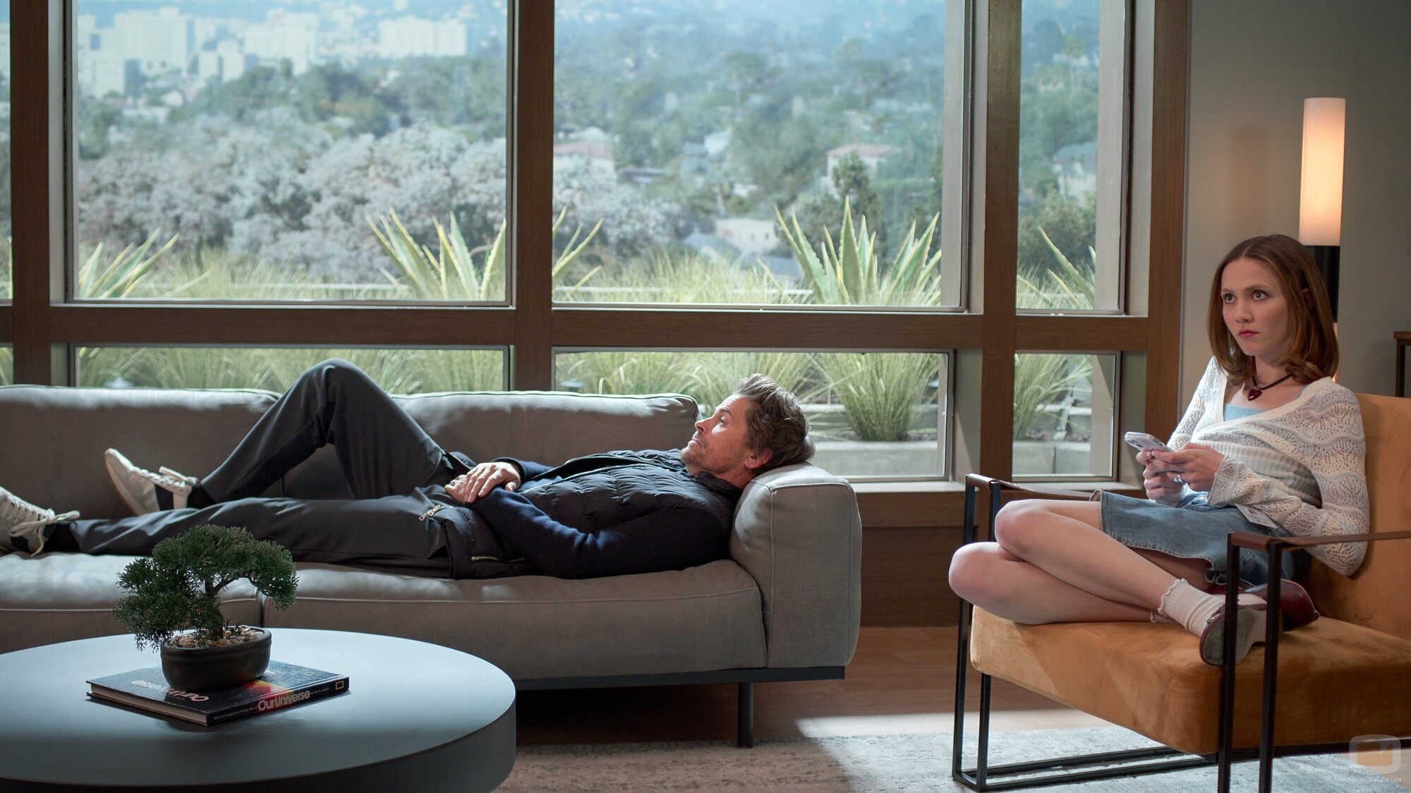 Rob Lowe y Iris Apatow en el 2x06 de 'Inestable'