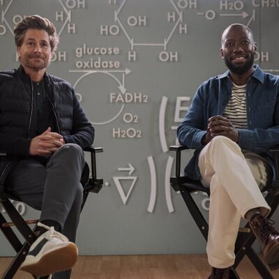 Rob Lowe y Lamorne Morris en 'Amenaza anónima' de 'Inestable'