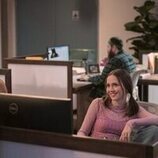 Sian Clifford y Iris Apatow en la temporada 2 y el capítulo 07 de 'Inestable'