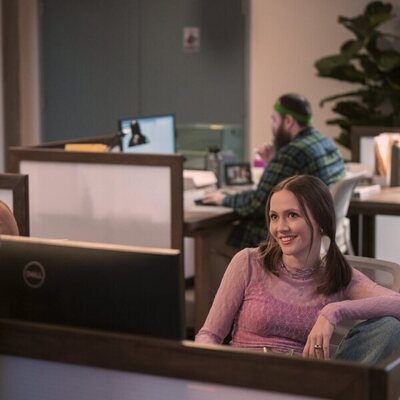 Sian Clifford y Iris Apatow en la temporada 2 y el capítulo 07 de 'Inestable'