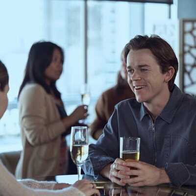 John Owen Lowe en 2x08 titulado 'La Universidad de Ellis' de 'Inestable'