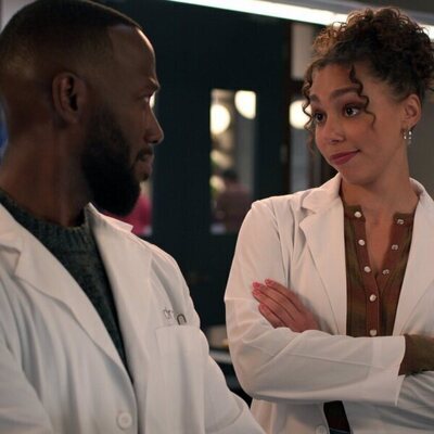 Lamorne Morris y Emma Ferreira en 'La Universidad de Ellis' de 'Inestable'