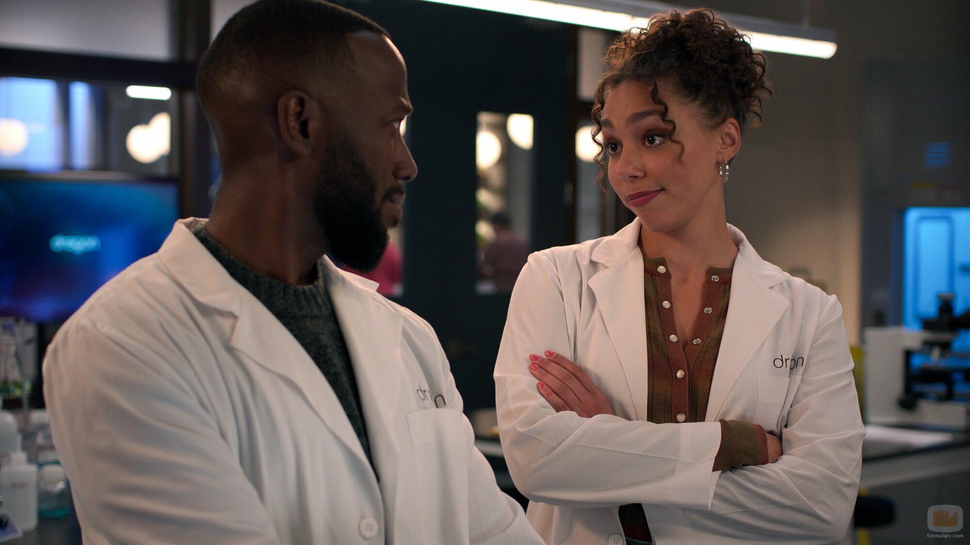 Lamorne Morris y Emma Ferreira en 'La Universidad de Ellis' de 'Inestable'