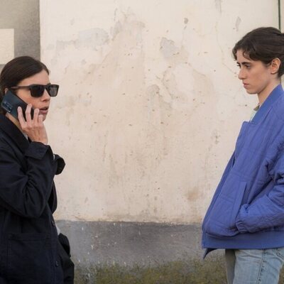 Maribel Verdú y Abril Montilla en Capítulo 7 titulado 'Viernes Santo I' de 'Cuando nadie nos ve'