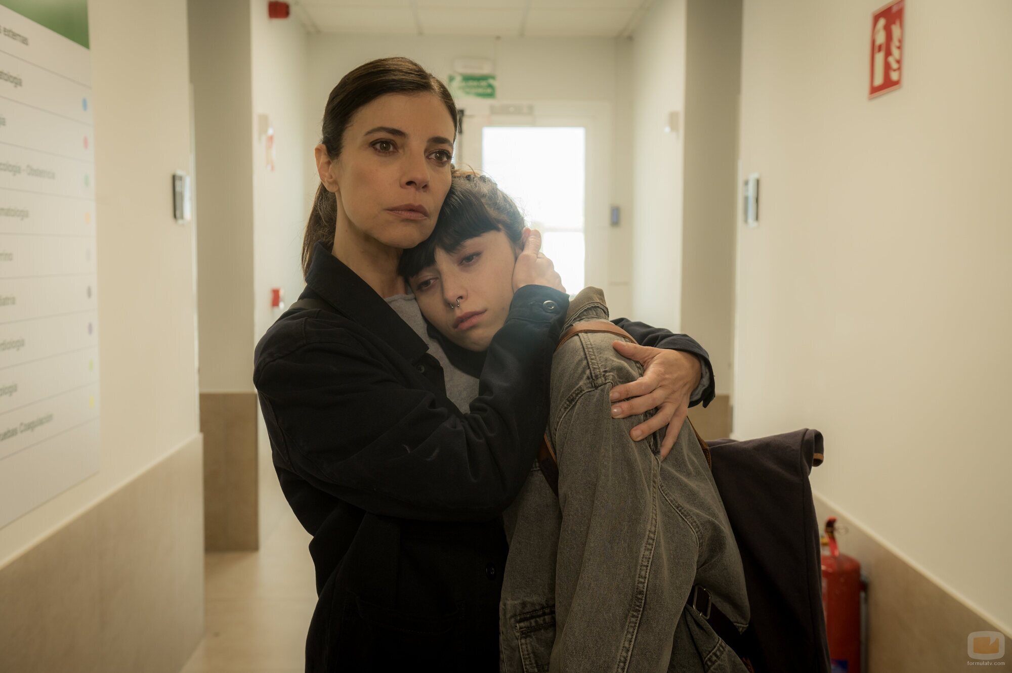 Maribel Verdú y Numa Paredes en Capítulo 7 titulado 'Viernes Santo I' de 'Cuando nadie nos ve'