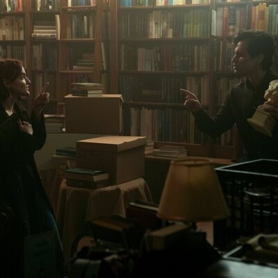 Penn Badgley y Madeline Brewer en 5x01 titulado 'El hombre más afortunado de Nueva York' de 'You'
