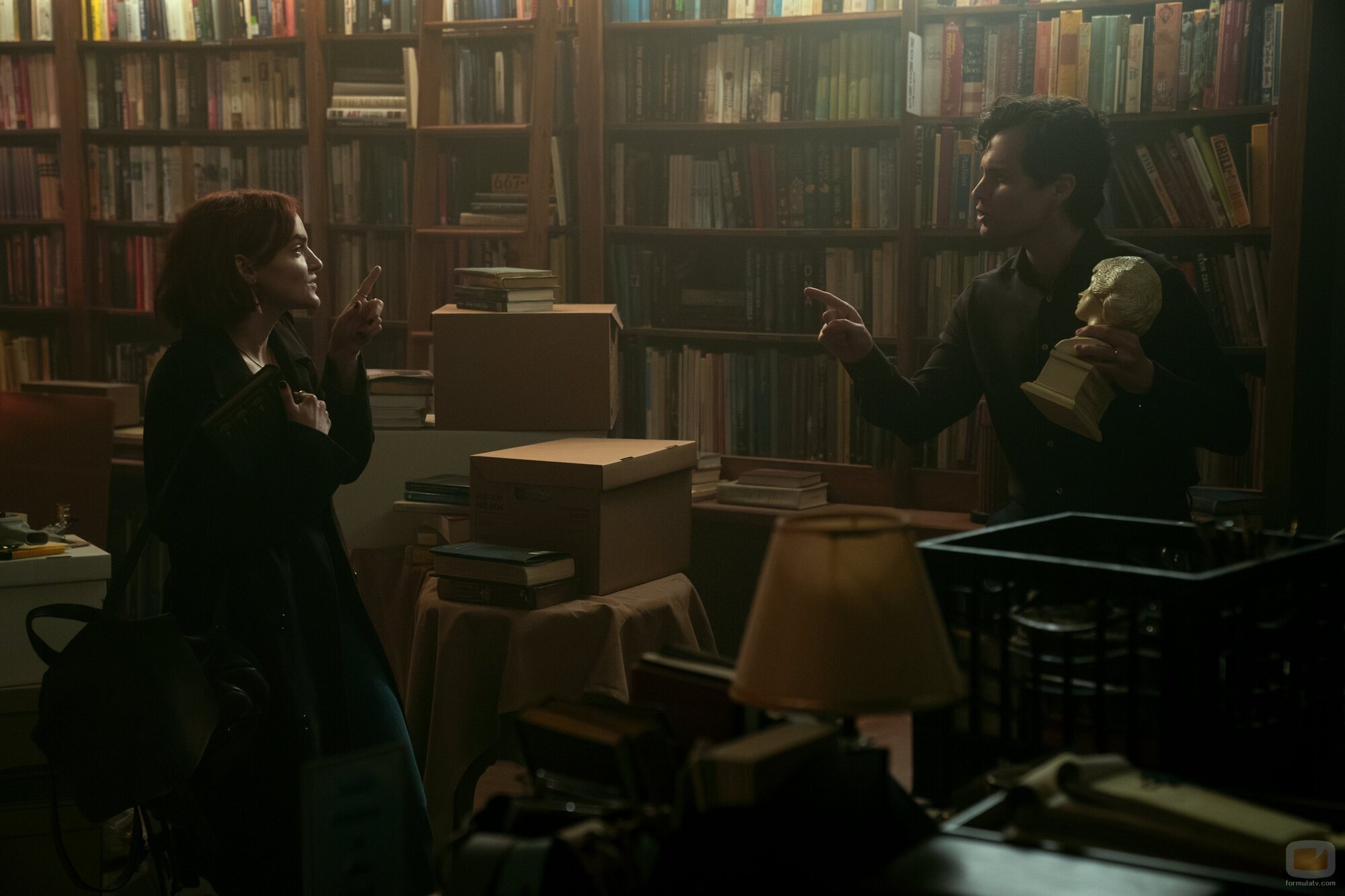 Penn Badgley y Madeline Brewer en 5x01 titulado 'El hombre más afortunado de Nueva York' de 'You'