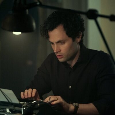 Penn Badgley en 5x01 'El hombre más afortunado de Nueva York' de 'You'